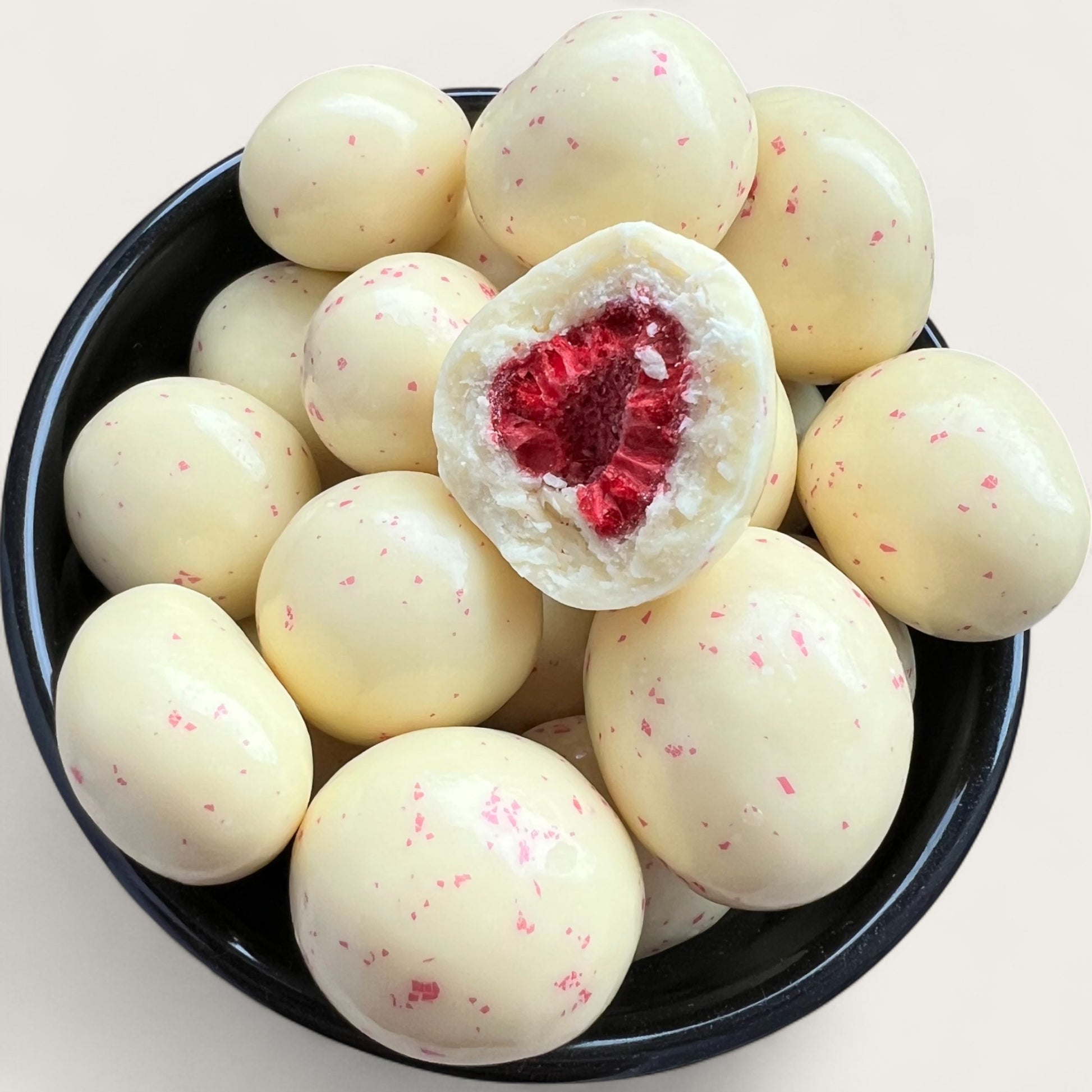 Gefriergetrocknete Himbeeren in weißer Schokolade – 100 g - Kemberly® GmbH