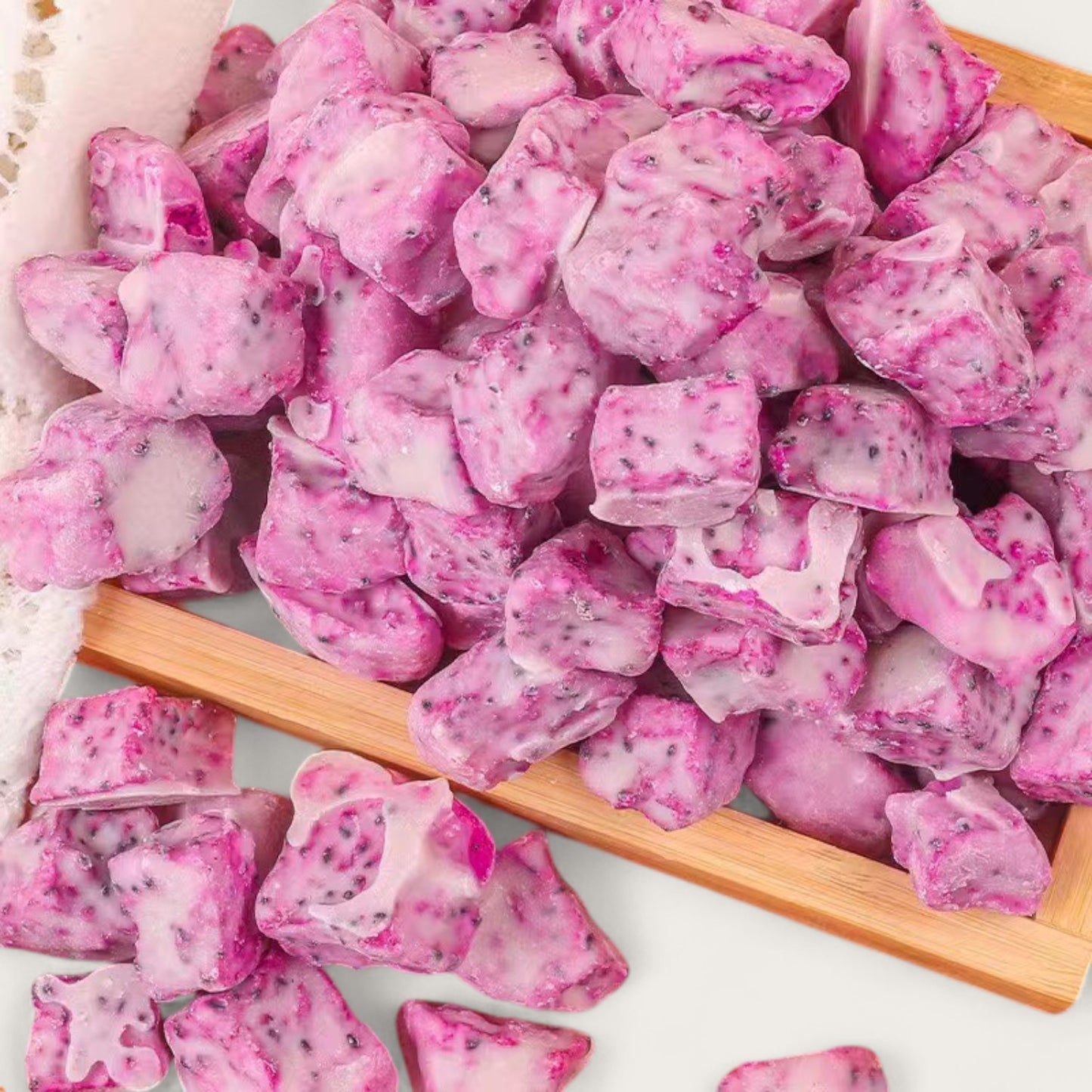 Gefriergetrocknete Drachenfruchtwürfel mit weißer Schokolade - Kemberly® GmbH