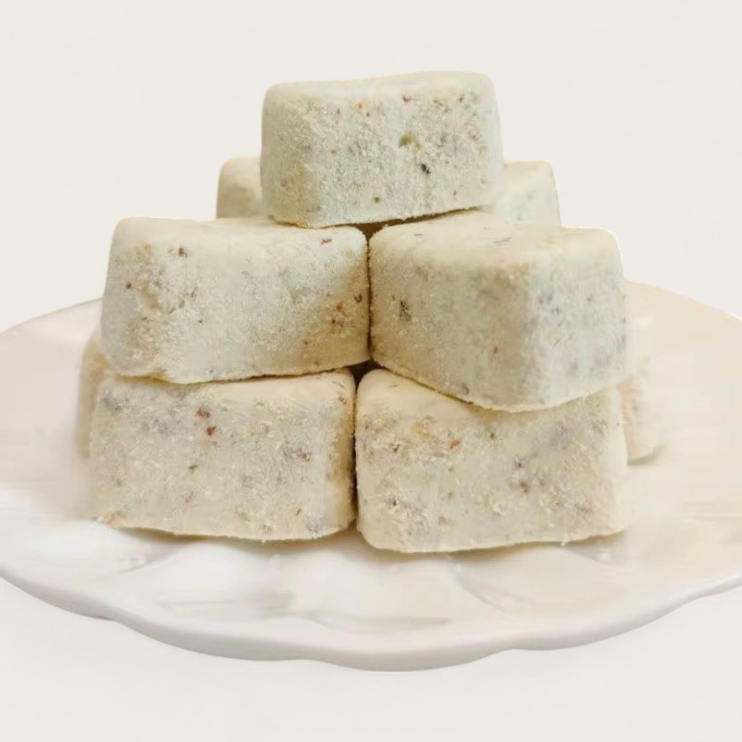 Gefriergetrocknete Käsewürfel mit Nüssen – Knuspriger Snack mit Biss 100g - Kemberly® GmbH