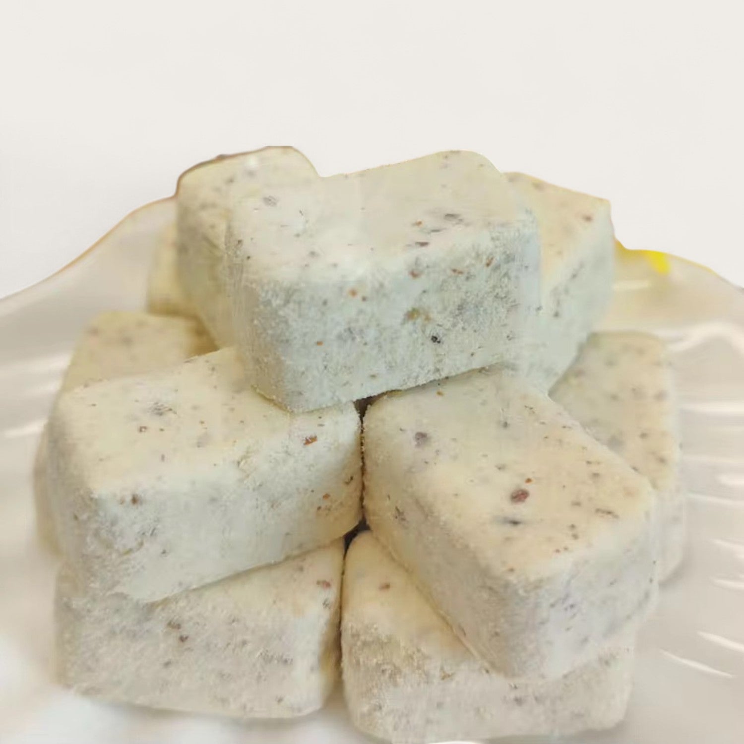 Gefriergetrocknete Käsewürfel mit Nüssen – Knuspriger Snack mit Biss 100g - Kemberly® GmbH