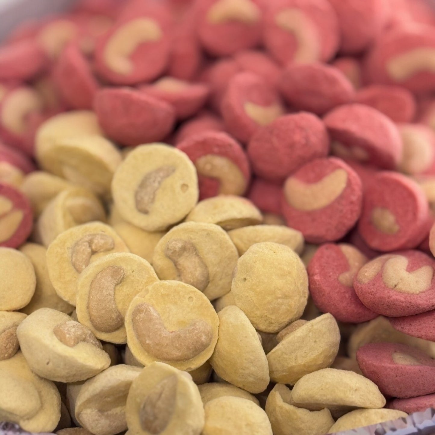 Gefriergetrockneter Obst-Nuss-Snack: Erdbeere & Mango mit Cashew – Knusprig, Natürlich, Köstlich! - Kemberly® GmbH