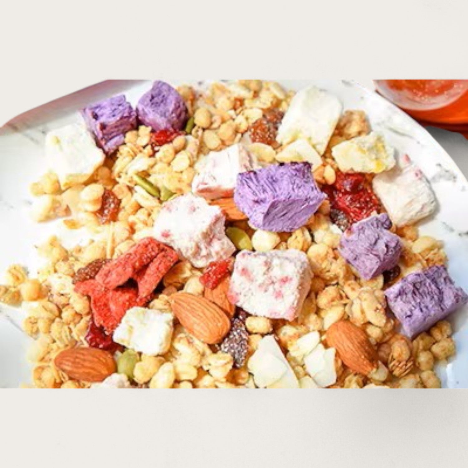 Knuspriges Premium-Müsli mit Gefriergetrockneten Früchten & Joghurtwürfeln - Kemberly® GmbH