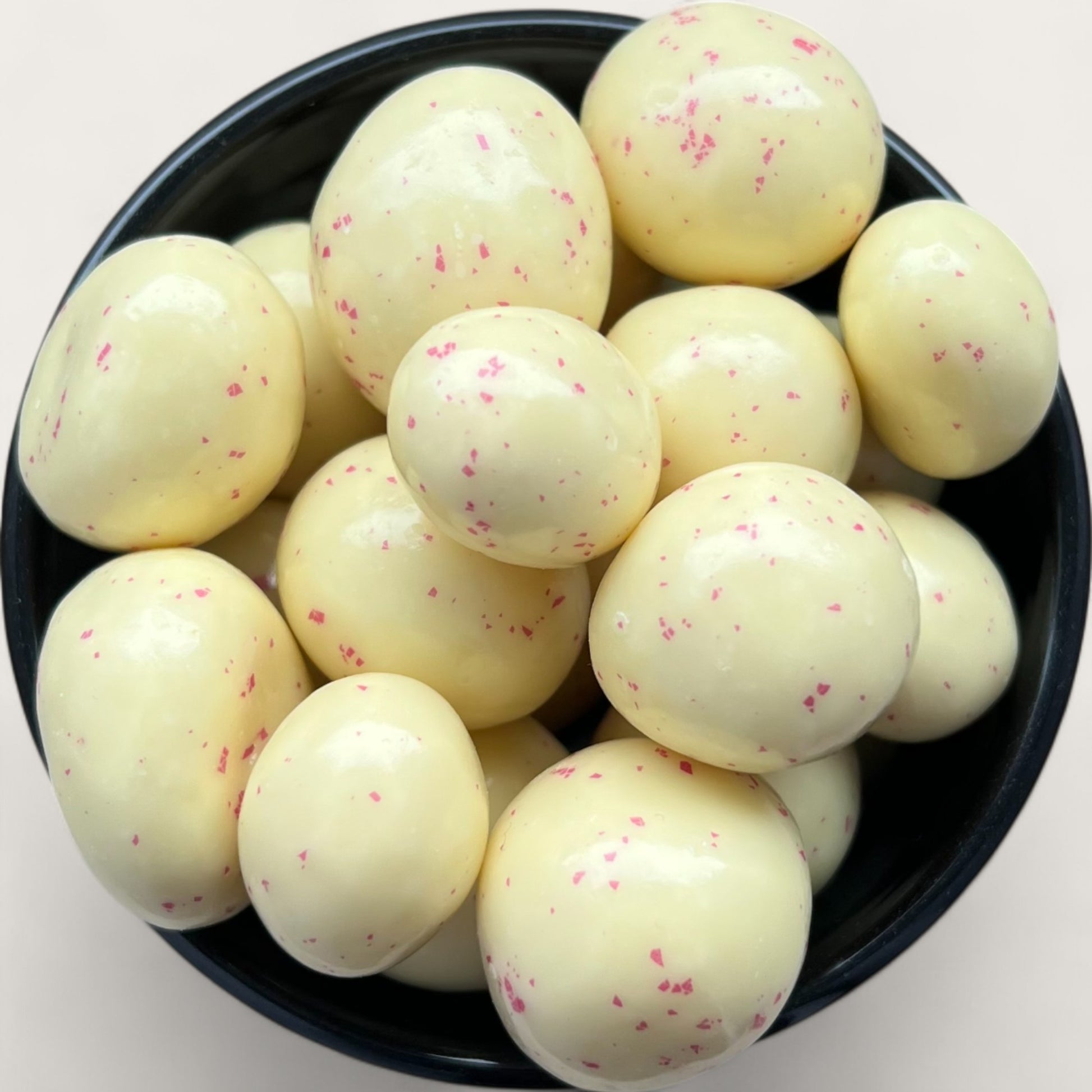 Gefriergetrocknete Himbeeren in weißer Schokolade – 100 g - Kemberly® GmbH