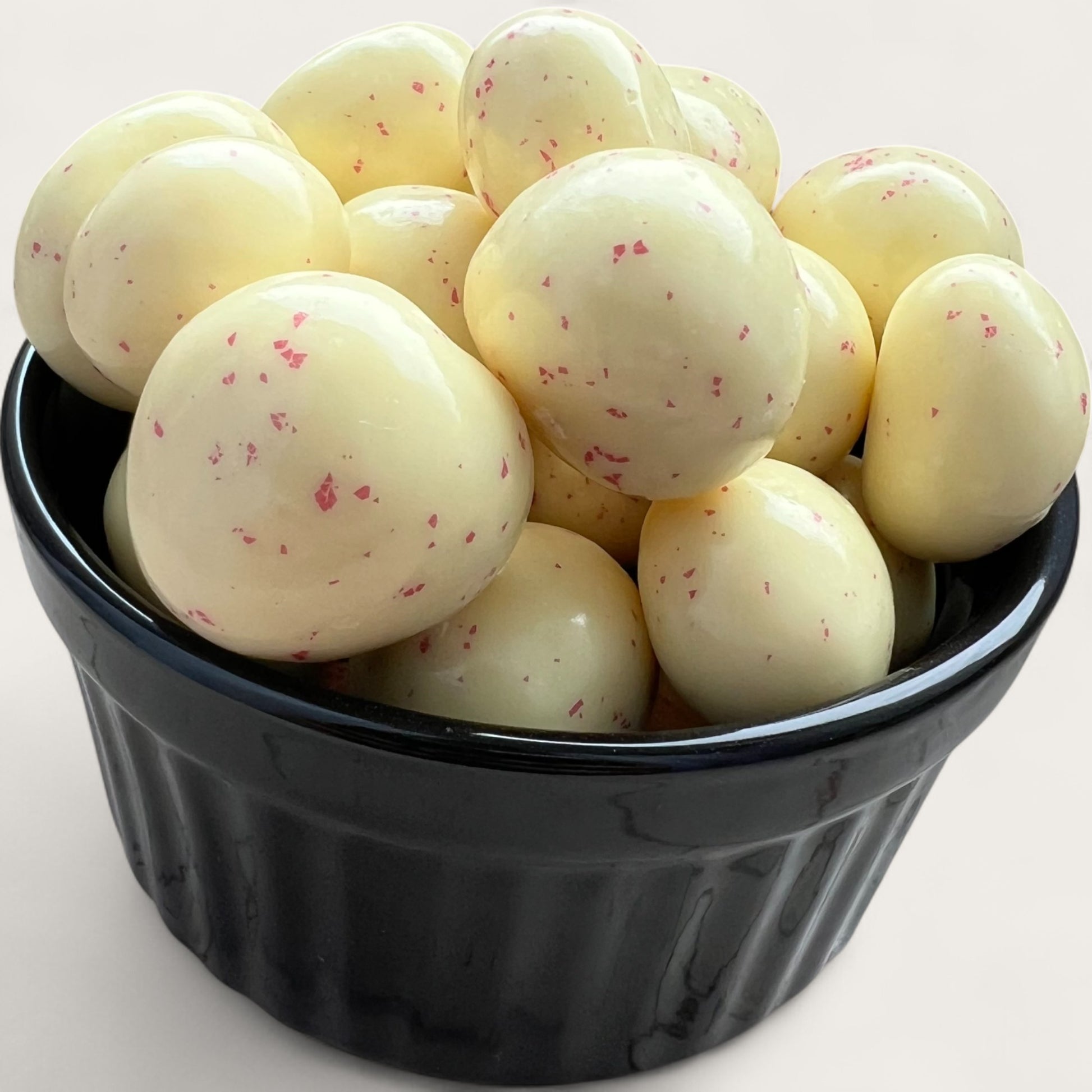 Gefriergetrocknete Himbeeren in weißer Schokolade – 100 g - Kemberly® GmbH