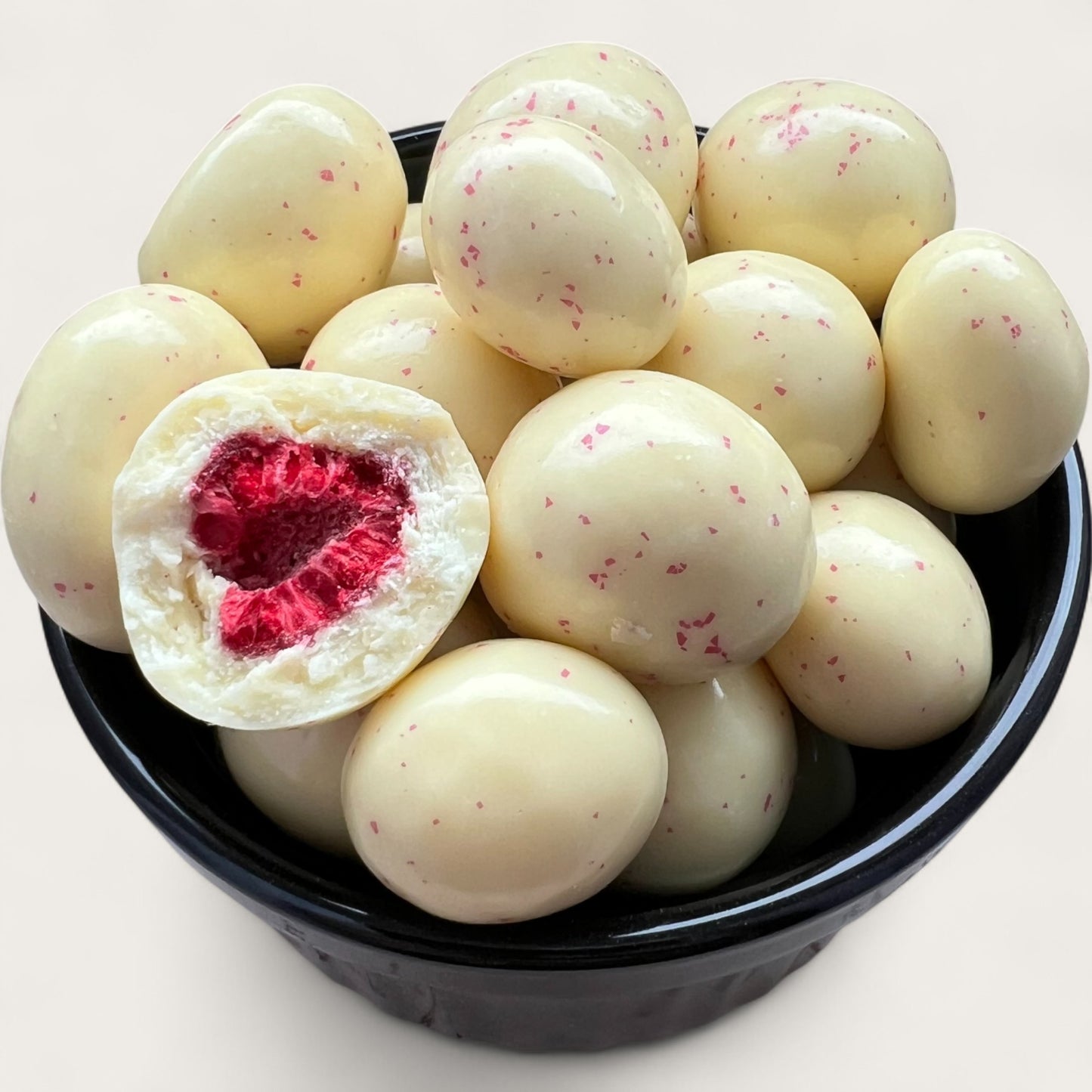 Gefriergetrocknete Himbeeren in weißer Schokolade – 100 g - Kemberly® GmbH