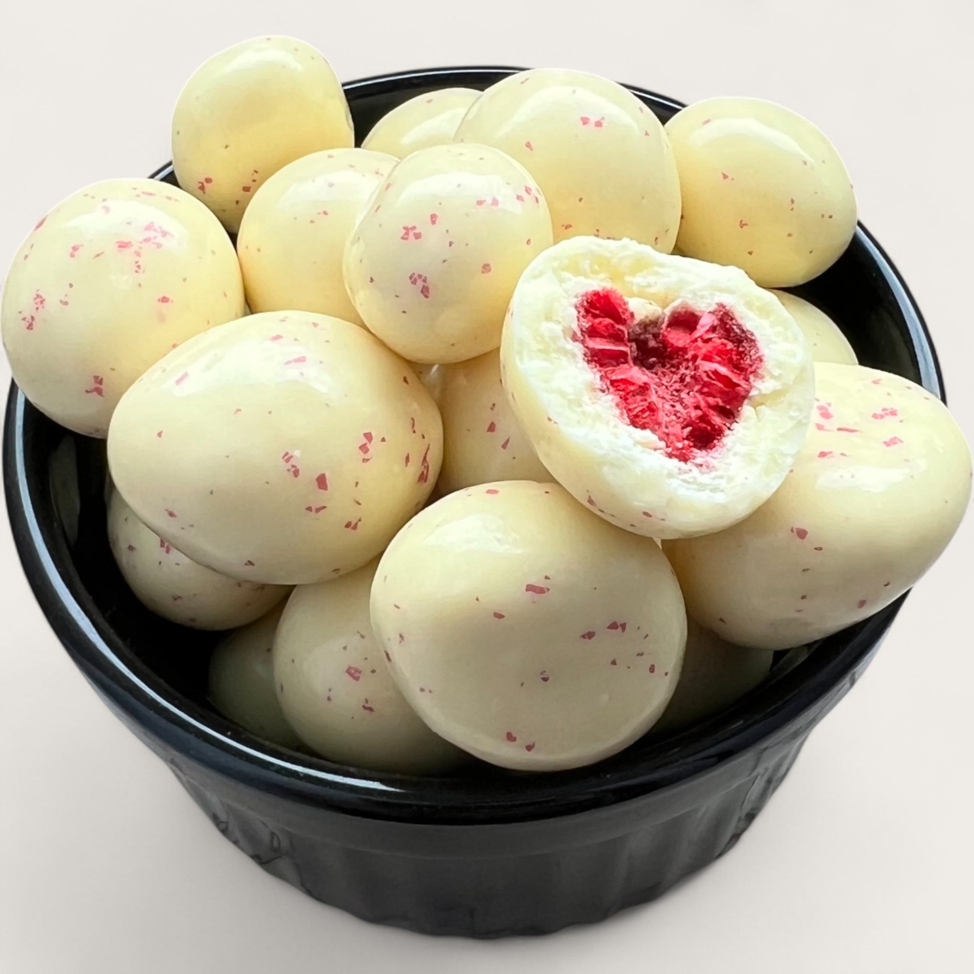 Gefriergetrocknete Himbeeren in weißer Schokolade – 100 g - Kemberly® GmbH