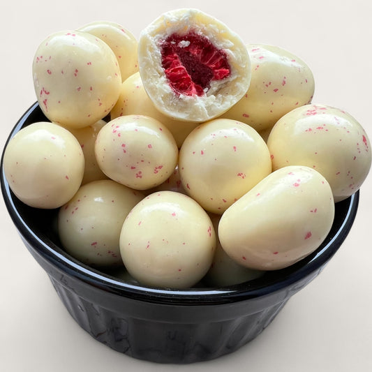 Gefriergetrocknete Himbeeren in weißer Schokolade – 100 g