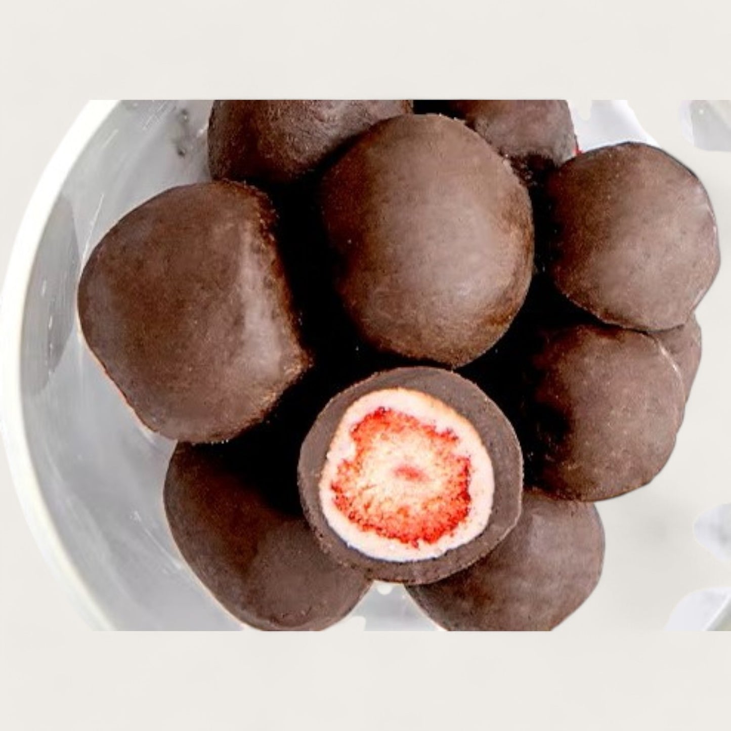 Gefriergetrocknete Erdbeeren mit weißer,- Zartbitterschokolade und Matcha - Kemberly® GmbH
